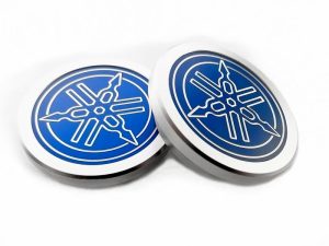 Swingarm caps zilver geanodiseerd, blauw logo (2 st.)